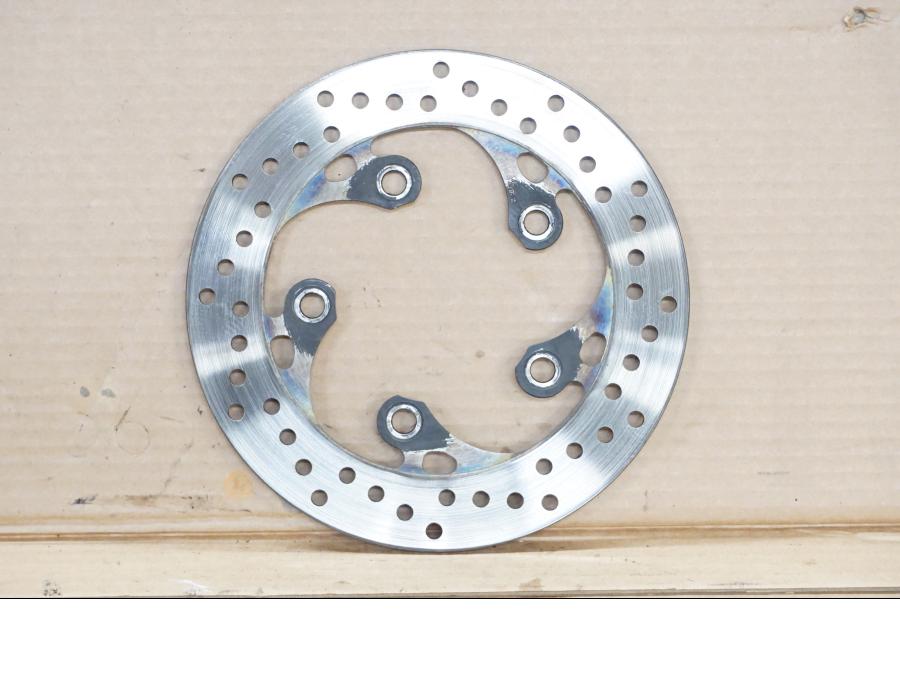 Framsidan på Bromsskiva från en Suzuki GSX-R 750 -2009 motorcykel.