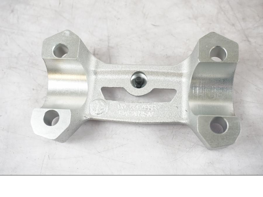 Höger sida på Styrfäste från en BMW F 800 R -2018 motorcykel.