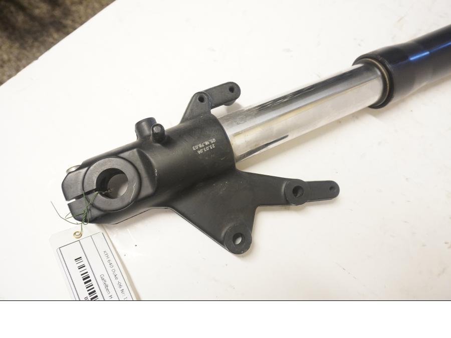 Snett nerifrån på Gaffelben från en KTM 640 Duke -2006 motorcykel.