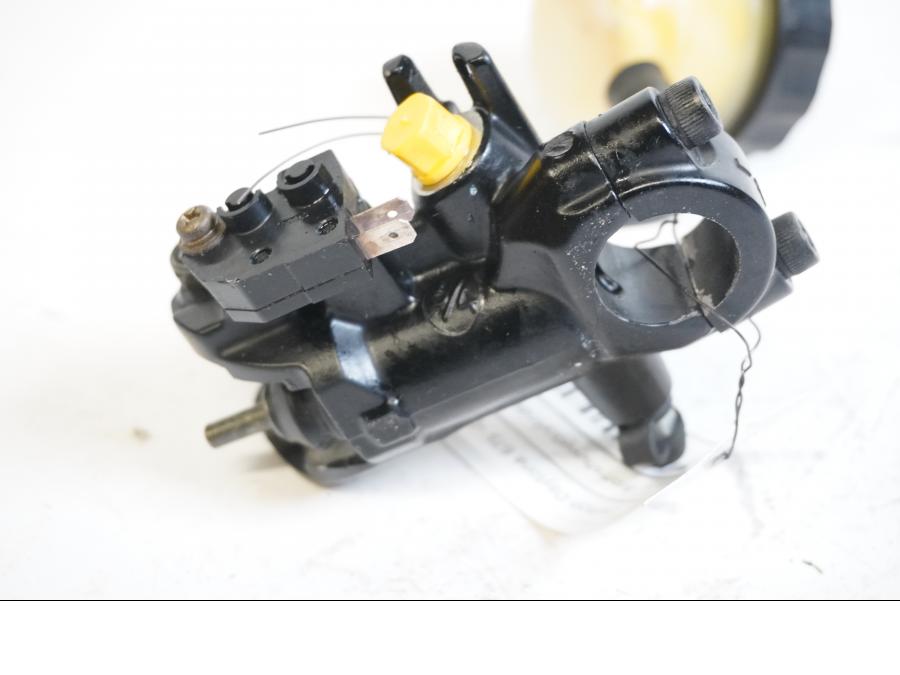 Höger sida på Bromshuvudcylinder från en Triumph Daytona 675 -2007 motorcykel.