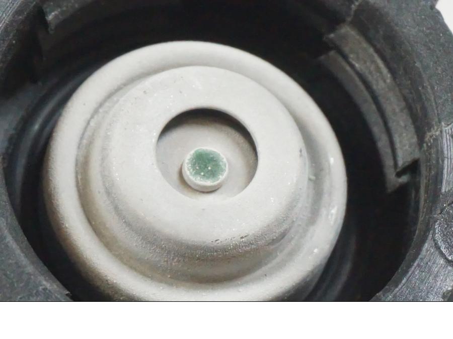 Snett uppifrån på Vattenkylarlock från en KTM 1290 Super Duke R -2022 motorcykel.