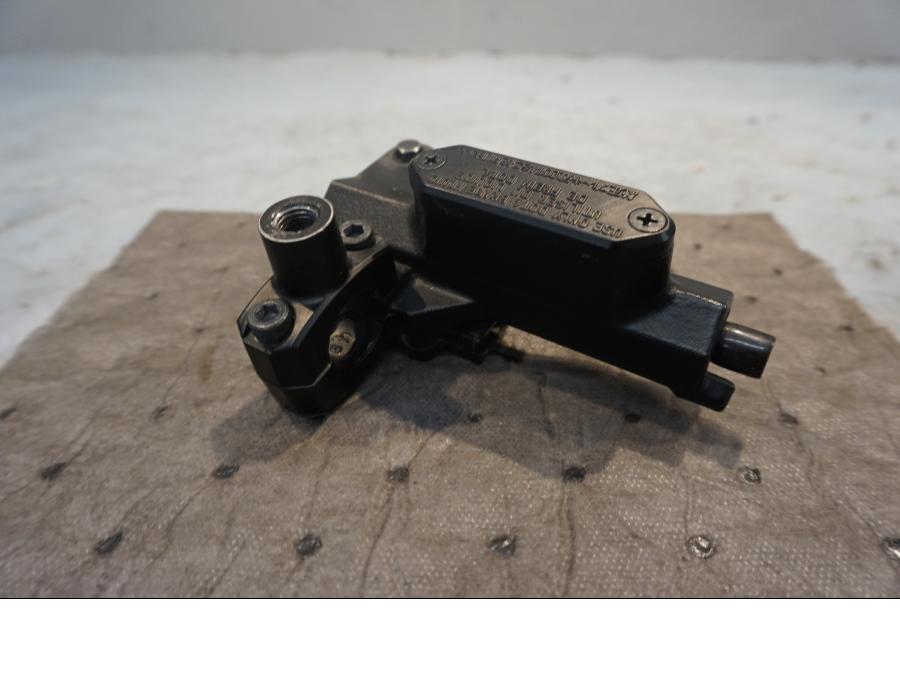 Baksidan på Kopplingshuvudcylinder från en Yamaha XT 1200 Z -2011 motorcykel.