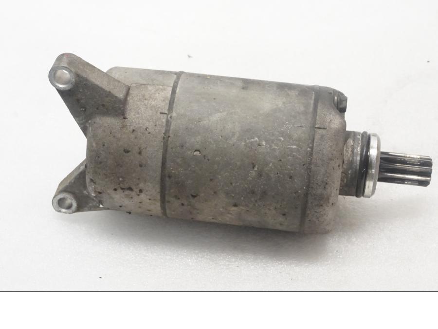 Baksidan på Startmotor från en Yamaha XVS 650 -2000 motorcykel.