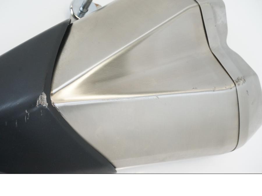 Höger sida på Ljuddämpare från en Kawasaki Z 1000 -2019 motorcykel.