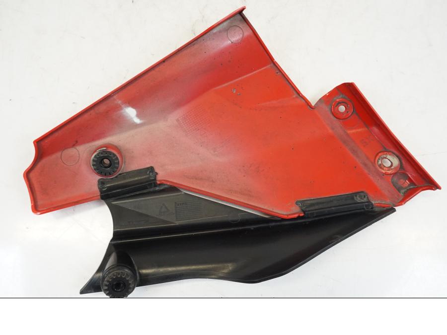 Snett nerifrån på Magkåpa från en Ducati Streetfighter S -2011 motorcykel.