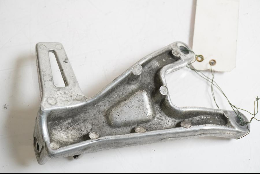 Baksidan på Fotpinnefäste från en Yamaha BT 1100 -2004 motorcykel.