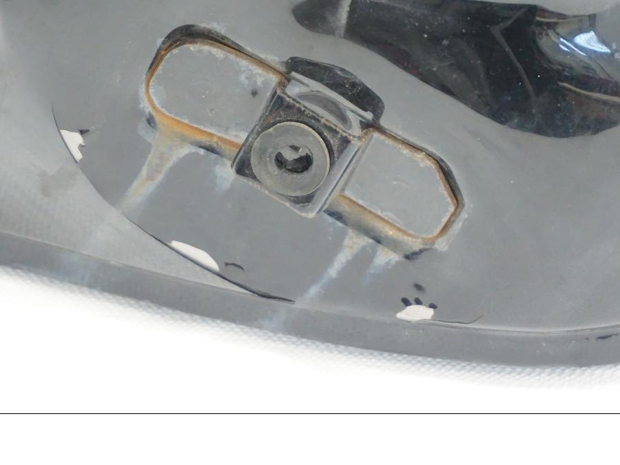 Snett nerifrån på Bensintank från en Yamaha TDM 850 -1998 motorcykel.