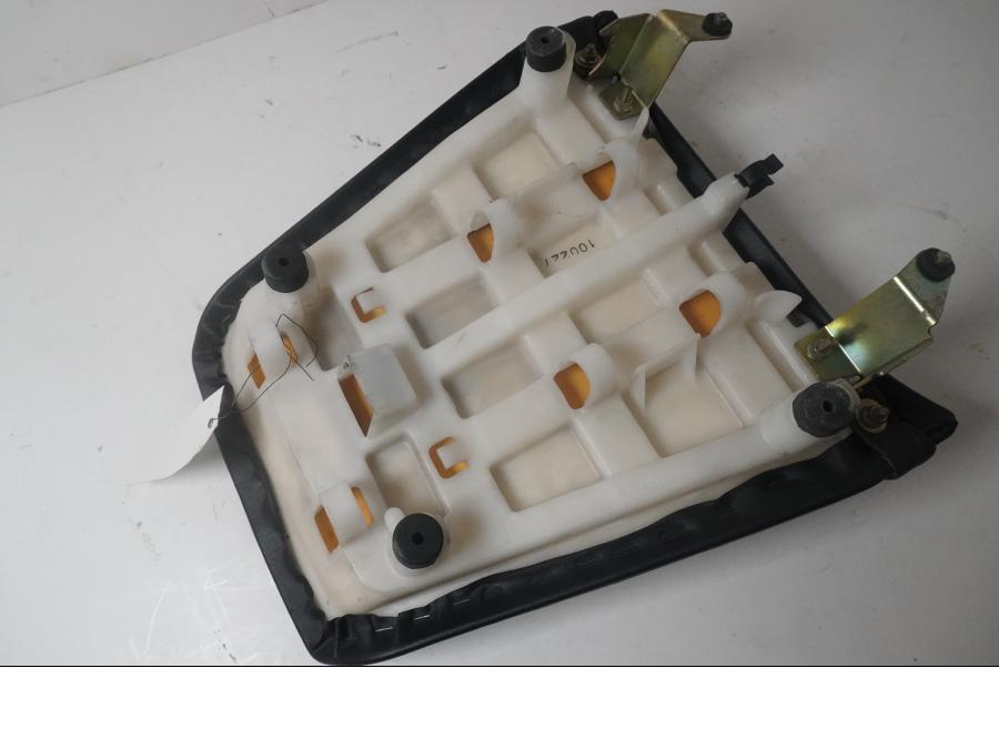 Höger sida på Sadel från en Yamaha YZF 1000 R -1997 motorcykel.