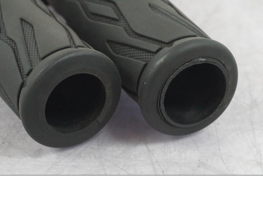 Snett uppifrån på Handtag från en Suzuki GSF 1250 -2010 motorcykel.