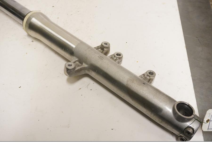 Vänster sida på Gaffelben från en Triumph Rocket III -2011 motorcykel.