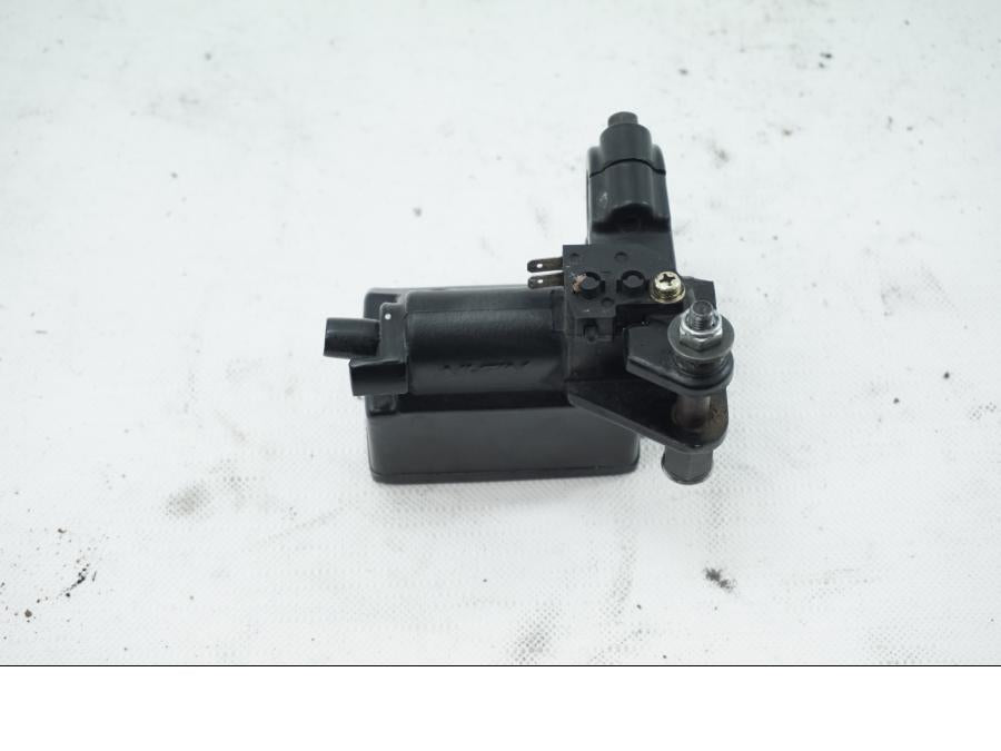 Baksidan pÄ Bromshuvudcylinder frÄn en Suzuki DL 1000 -2005 motorcykel.