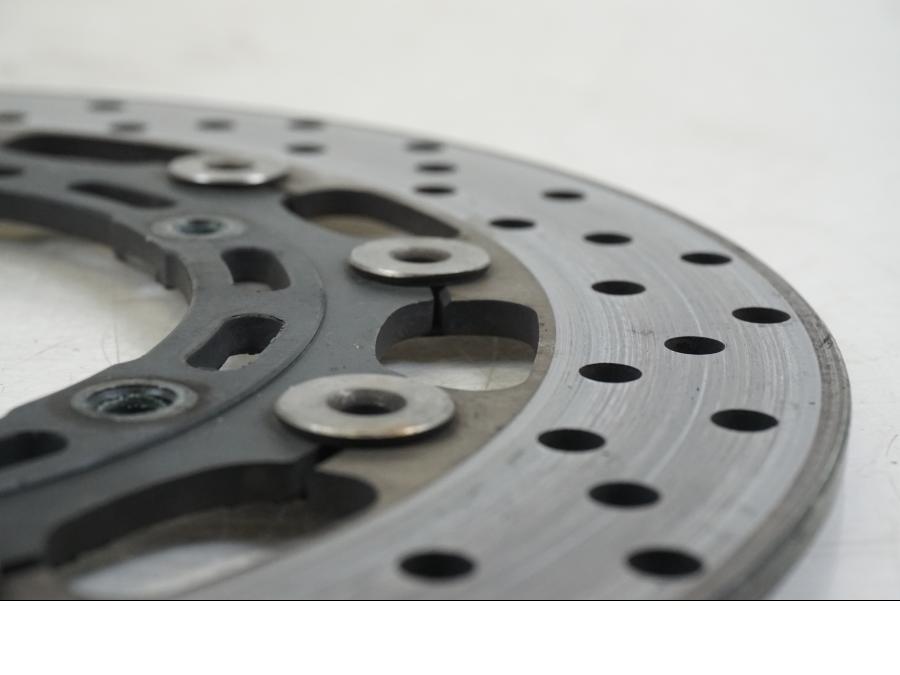 Snett nerifrån på Bromsskiva från en Yamaha YZF R6 -1999 motorcykel.