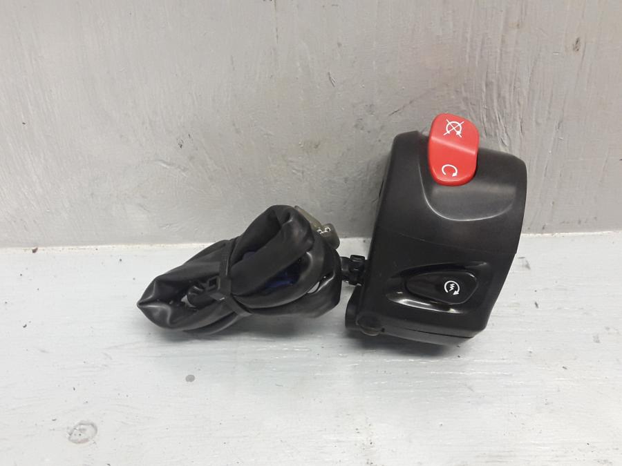 Framsidan pÄ Styrelreglage frÄn en Yamaha FZ-6 -2004 motorcykel.