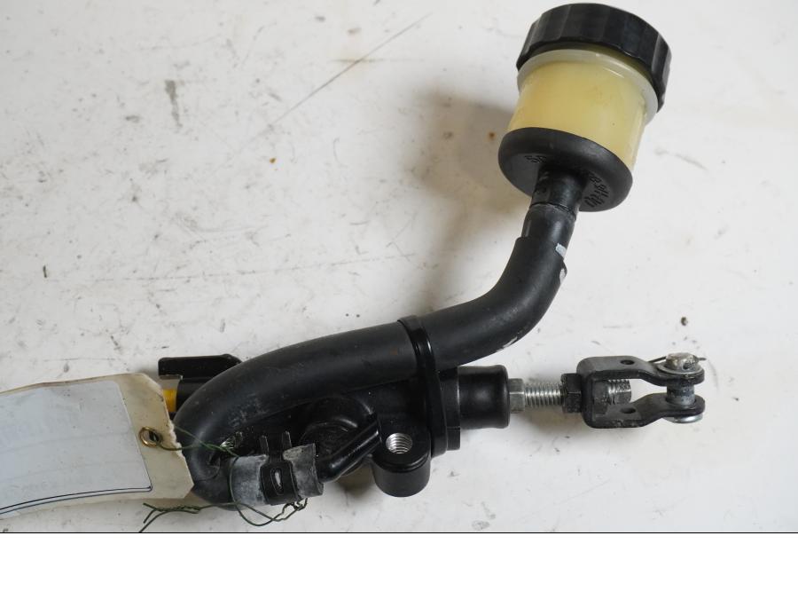 Höger sida på Bromshuvudcylinder från en Yamaha FZ-1 N -2009 motorcykel.