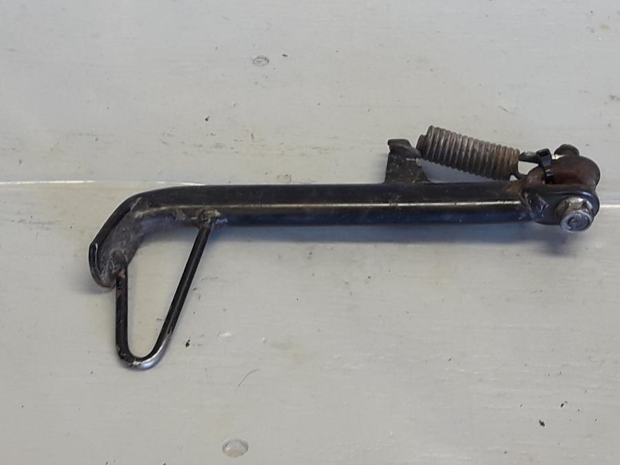 Framsidan på Sidostöd från en Honda CBR 125 R -2008 motorcykel.