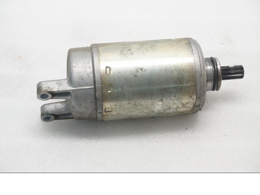 Baksidan på Startmotor från en Kawasaki ZX-9R -1998 motorcykel.