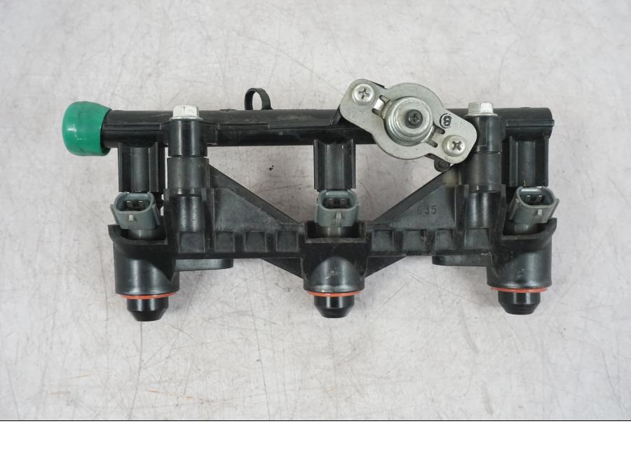 Baksidan på Fuel Rail från en Yamaha MT-09 -2016 motorcykel.