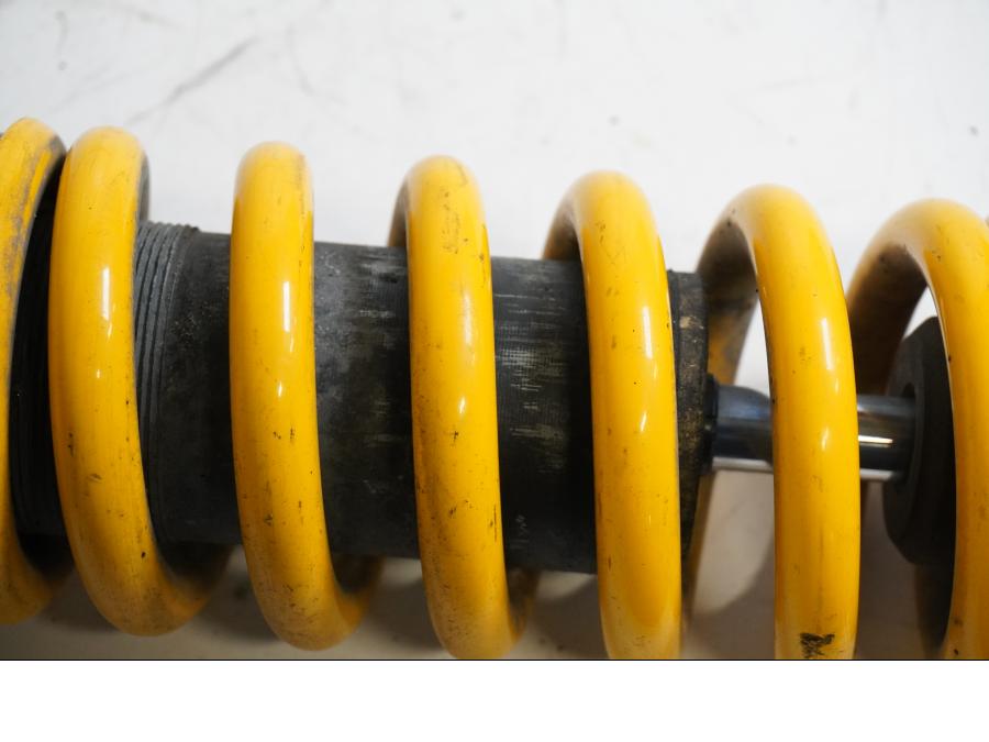 Snett uppifrån på Stötdämpare från en Yamaha BT 1100 -2002 motorcykel.