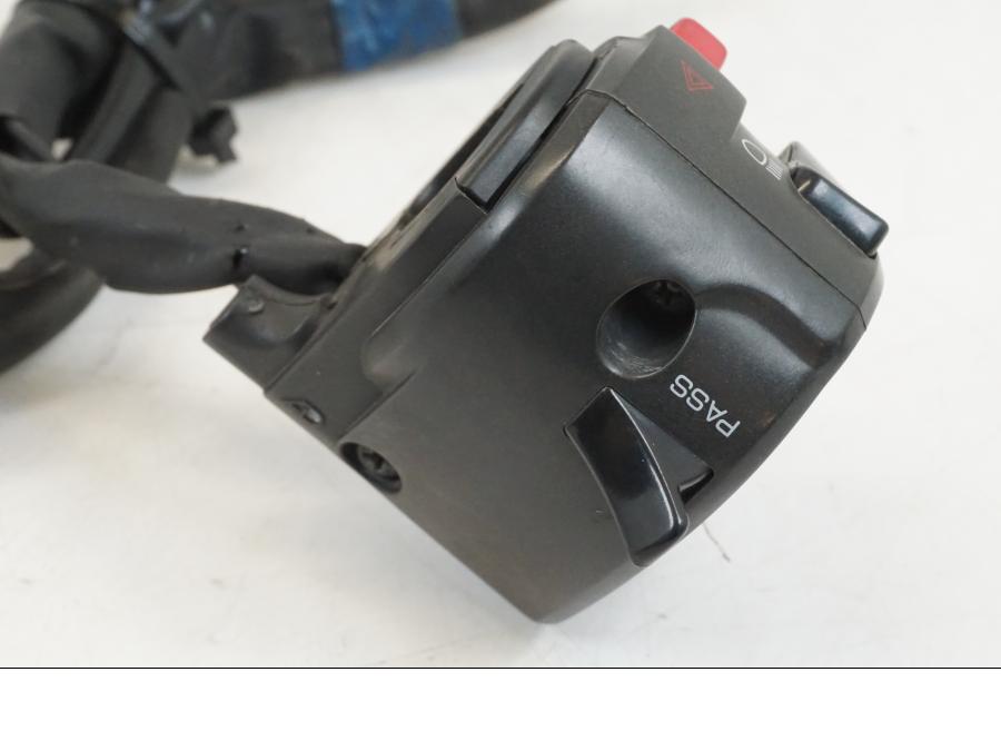 Extrabild2 på Styrelreglage från en Yamaha YZF 1000 R1 -2009 motorcykel.