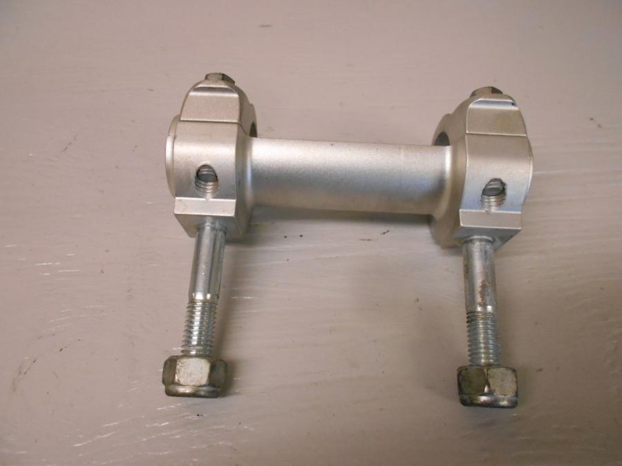 Baksidan på Styrfäste från en KTM 690 SM -2007 motorcykel.