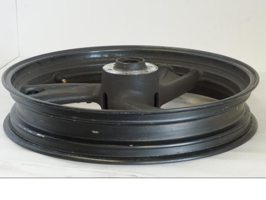 Snett uppifrån på Fälg från en Yamaha TDM 850 -1998 motorcykel.