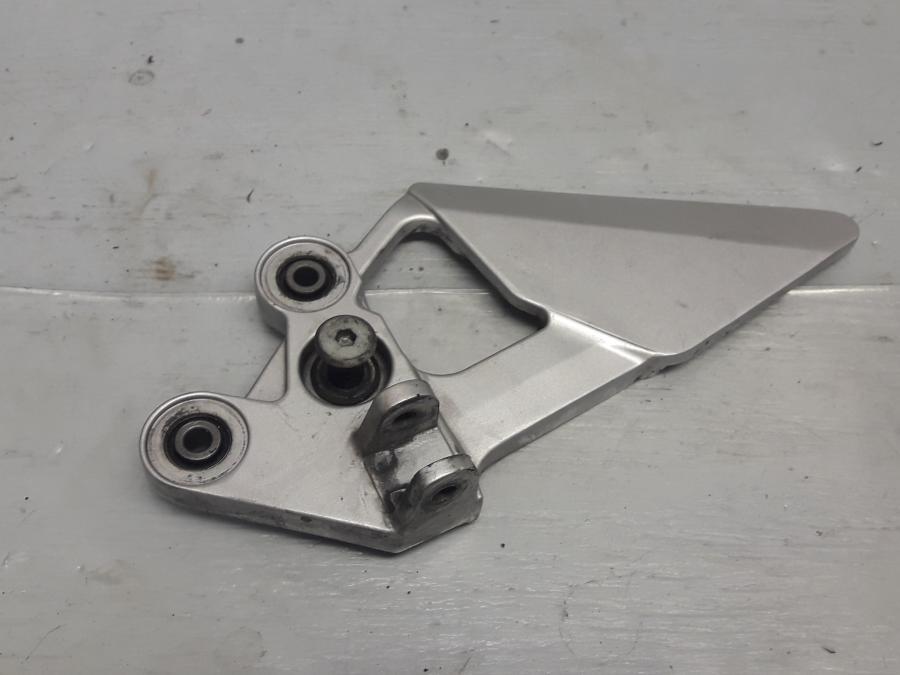 Framsidan på Fotpinnefäste från en Yamaha FZ-6 -2004 motorcykel.