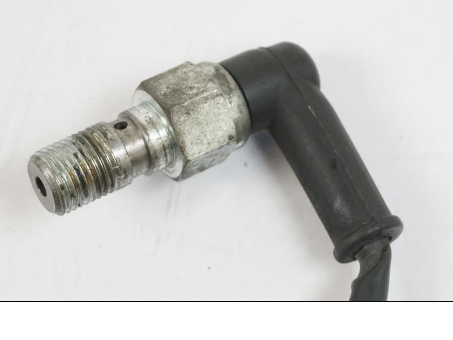 Vänster sida på Bromsljuskontakt från en KTM 1290 Super Duke R -2015 motorcykel.