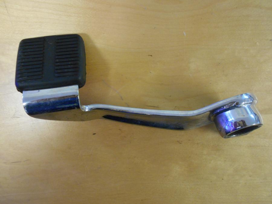 Höger sida på Bromspedal från en H-D Dyna Fat Bob FXDF -2011 motorcykel.