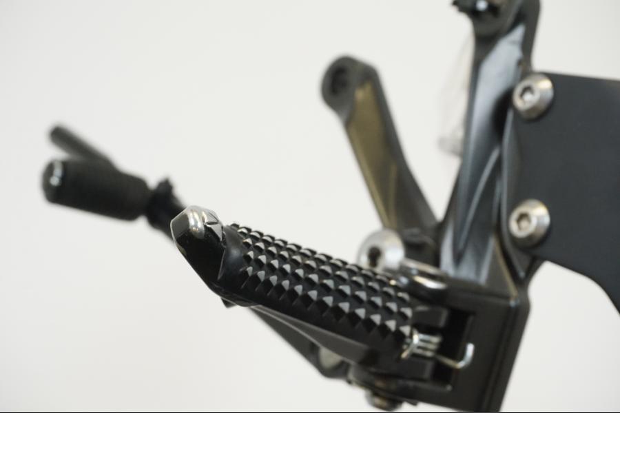 Snett nerifrån på Fotpinnefäste från en Kawasaki ZX-10R -2008 motorcykel.