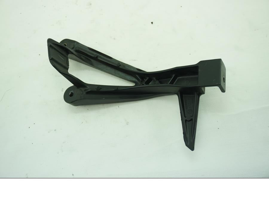 Baksidan på Fotpinnefäste från en KTM RC 390 -2019 motorcykel.