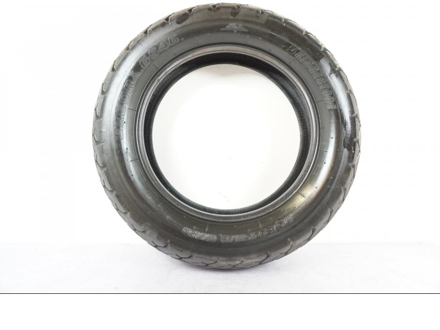Framsidan på <p>Bakdäck Bridgestone G546 170/80-15.</p>
<p>75% mönsterdjup är kvar, tillverkningsår hittas ej. slitage normalt.</p> moped.