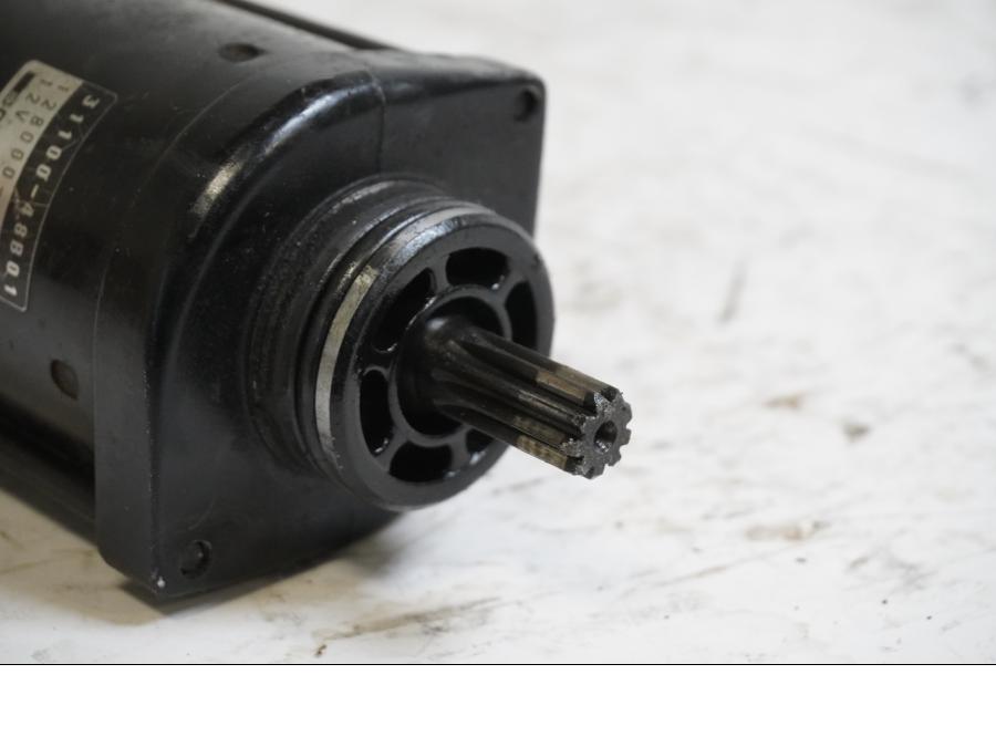 Baksidan på Startmotor från en Suzuki GSX 1100 F -1988 motorcykel.