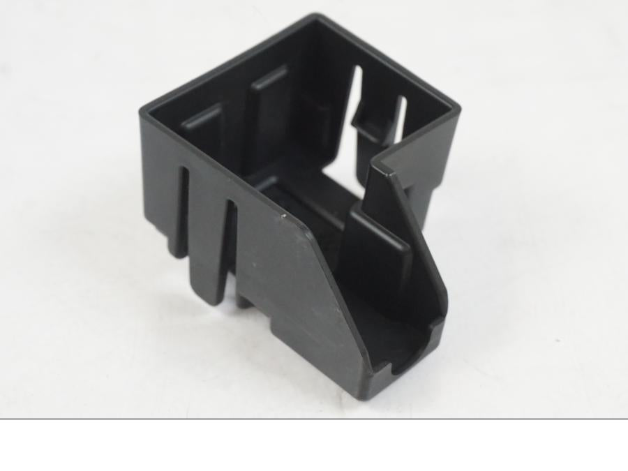 Snett nerifrån på Sadellås från en KTM 1290 Super Duke R EVO -2023 motorcykel.