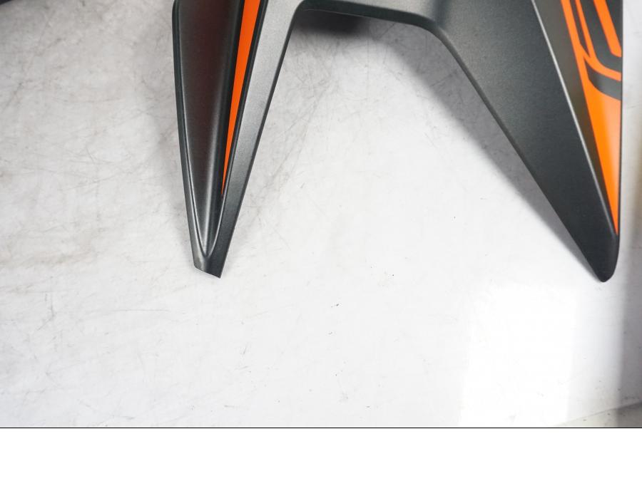 Extrabild1 på Tankkåpa från en KTM 1290 Super Duke GT -2020 motorcykel.