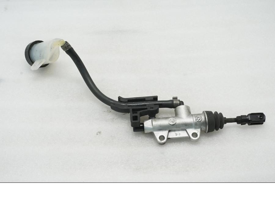 Baksidan på Bromshuvudcylinder från en BMW F 800 R -2011 motorcykel.