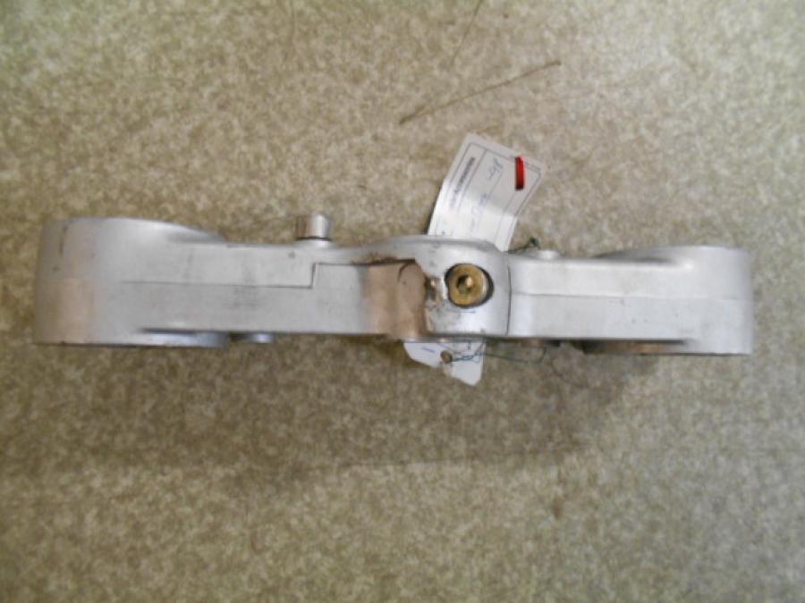 Snett nerifrån på Gaffelkrona från en Ducati Monster 600 -1998 motorcykel.