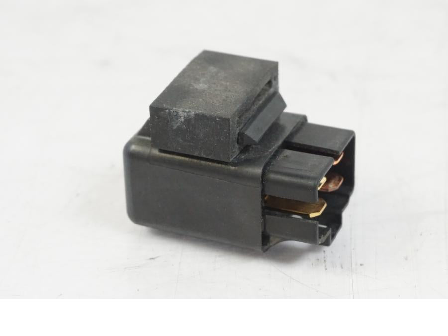 Vänster sida på Relä från en Suzuki VZR 1800 -2009 motorcykel.