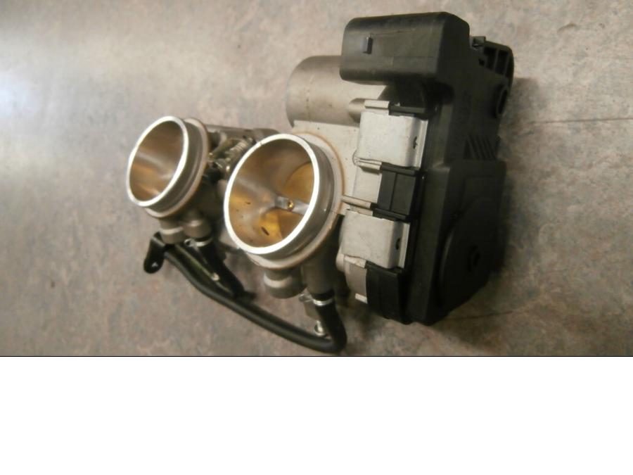 Snett nerifrån på Spjällhus från en Aprilia RSV 1000 -2010 motorcykel.