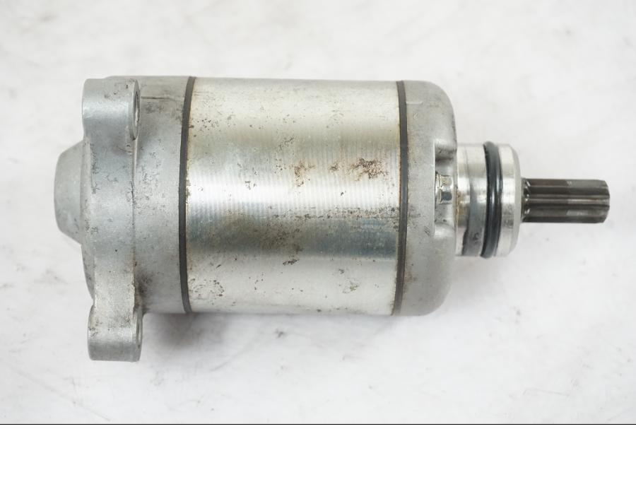 Snett nerifrån på Startmotor från en Kawasaki ZZ-R 1400 -2009 motorcykel.