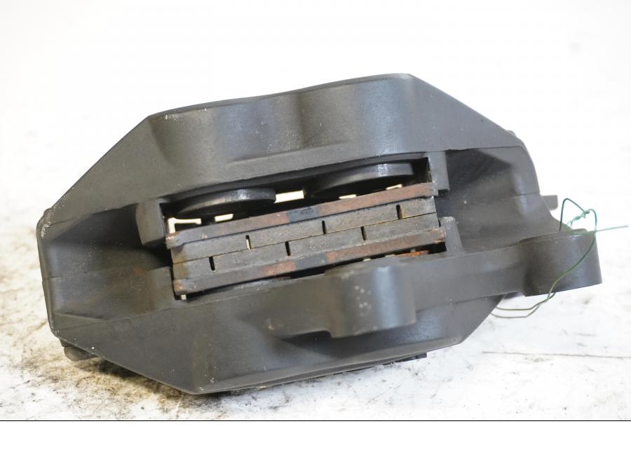 Vänster sida på Bromsok från en BMW F 800 ST -2010 motorcykel.