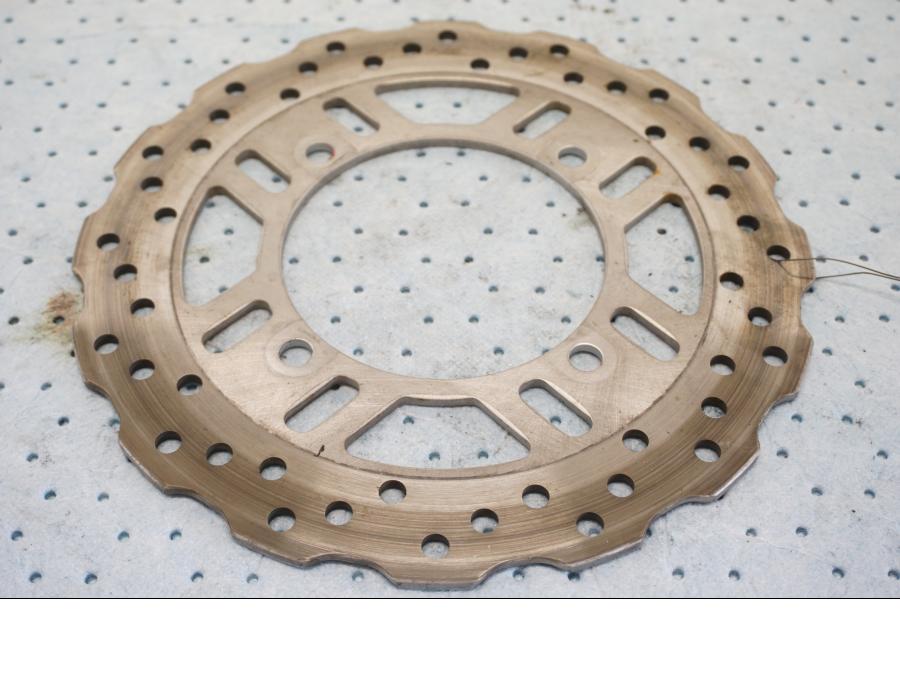 Baksidan pÄ Bromsskiva frÄn en Kawasaki Z 900 -2019 motorcykel.