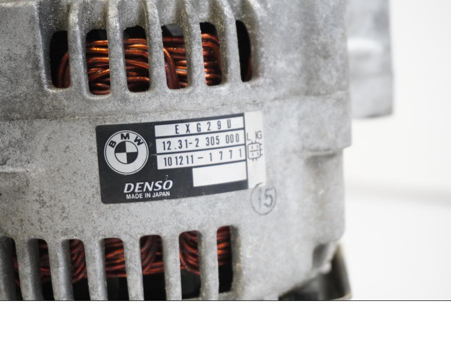 Höger sida på Generator från en BMW K 1200 R Sport -2007 motorcykel.