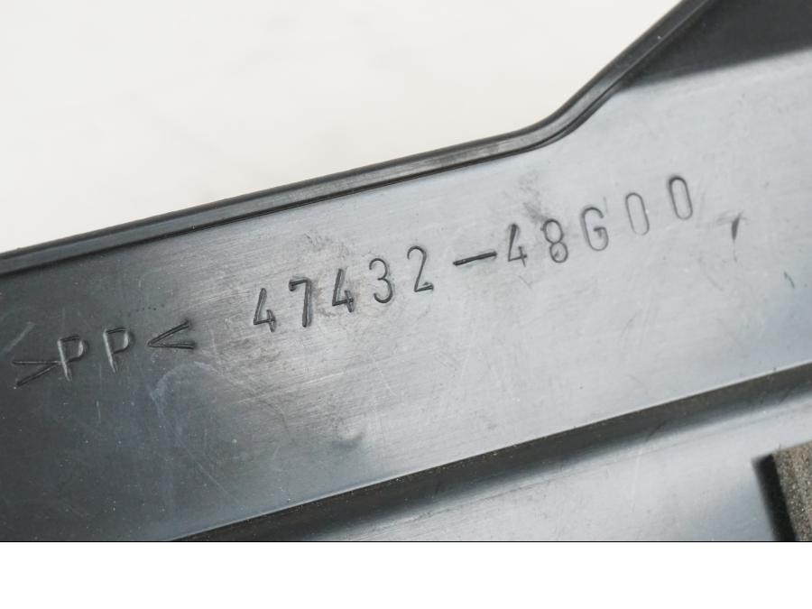 Vänster sida på Batterihållare från en Suzuki VZR 1800 -2009 motorcykel.