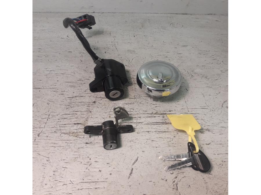 Framsidan på Låssats från en Kawasaki VN 900 -2007 motorcykel.