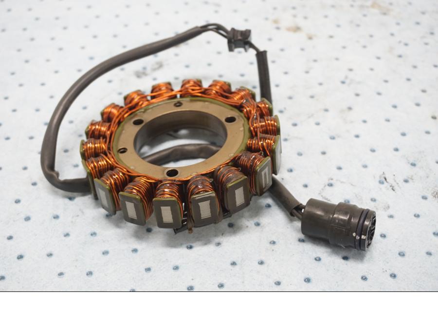 Framsidan på Generator från en Kawasaki ZX-6R -2000 motorcykel.