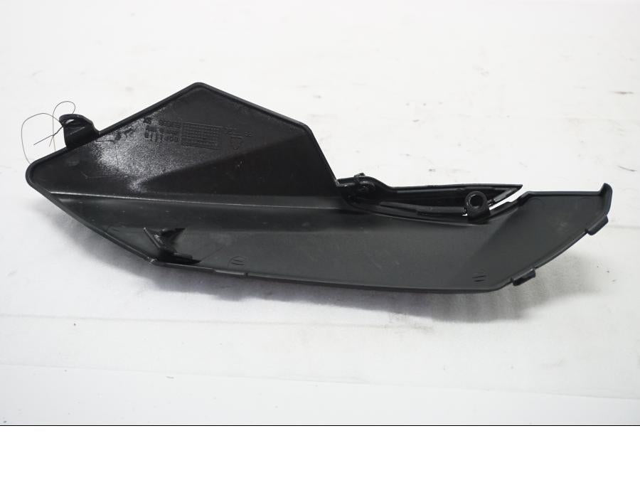 Höger sida på Bensintankskåpa från en Aprilia SL 750 Shiver -2008 motorcykel.