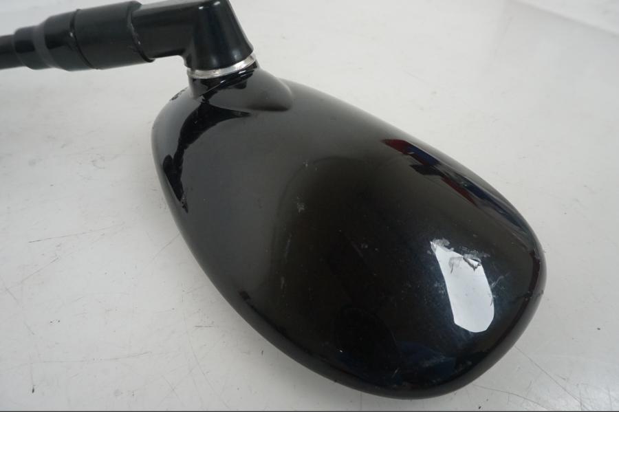 Snett uppifrån på Backspegel från en Yamaha XJR 1300 -2015 motorcykel.