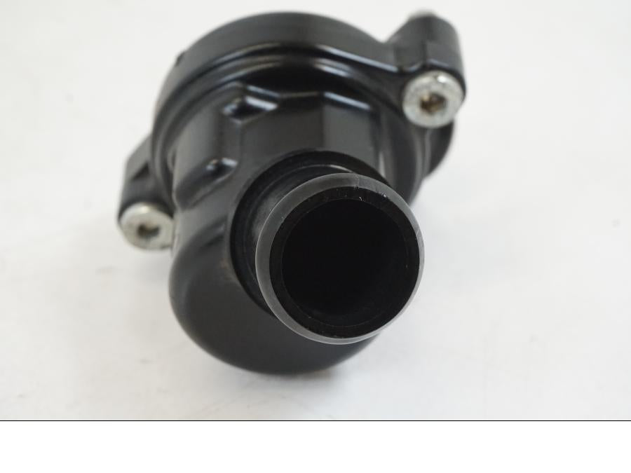 Snett uppifrån på Vattentermostathus från en Yamaha YZF 1000 R1 -2009 motorcykel.