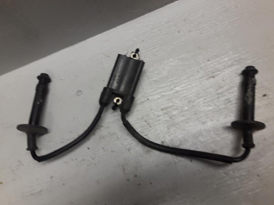 Framsidan på Tändspole från en Honda CBR 1000 F -1999 motorcykel.