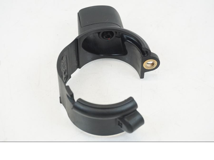 Snett nerifrån på Blinkersfäste från en Ducati Streetfighter V4 -2020 motorcykel.